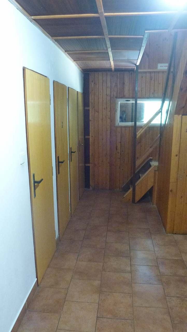 Chodba v 1. patře s dveřmi do koupelny a WC