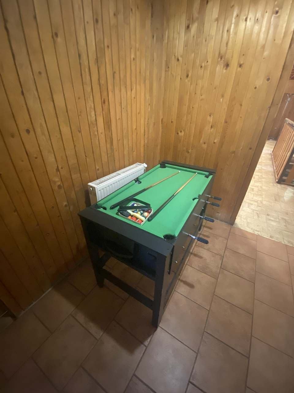 Společenská místnost – multifunkční hrací stůl (kulečník / fotbálek)