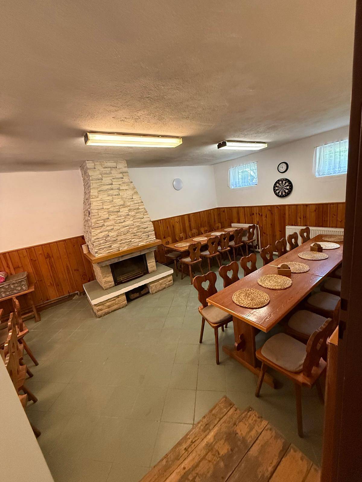Společenská místnost, jídelna s krbem a šipky