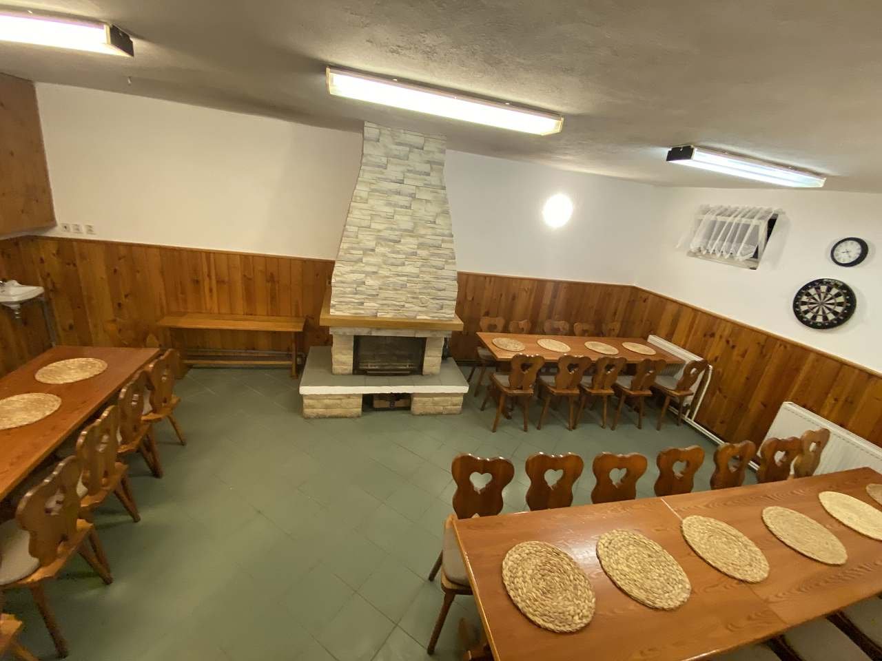 Společenská místnost, jídelna s krbem a šipky