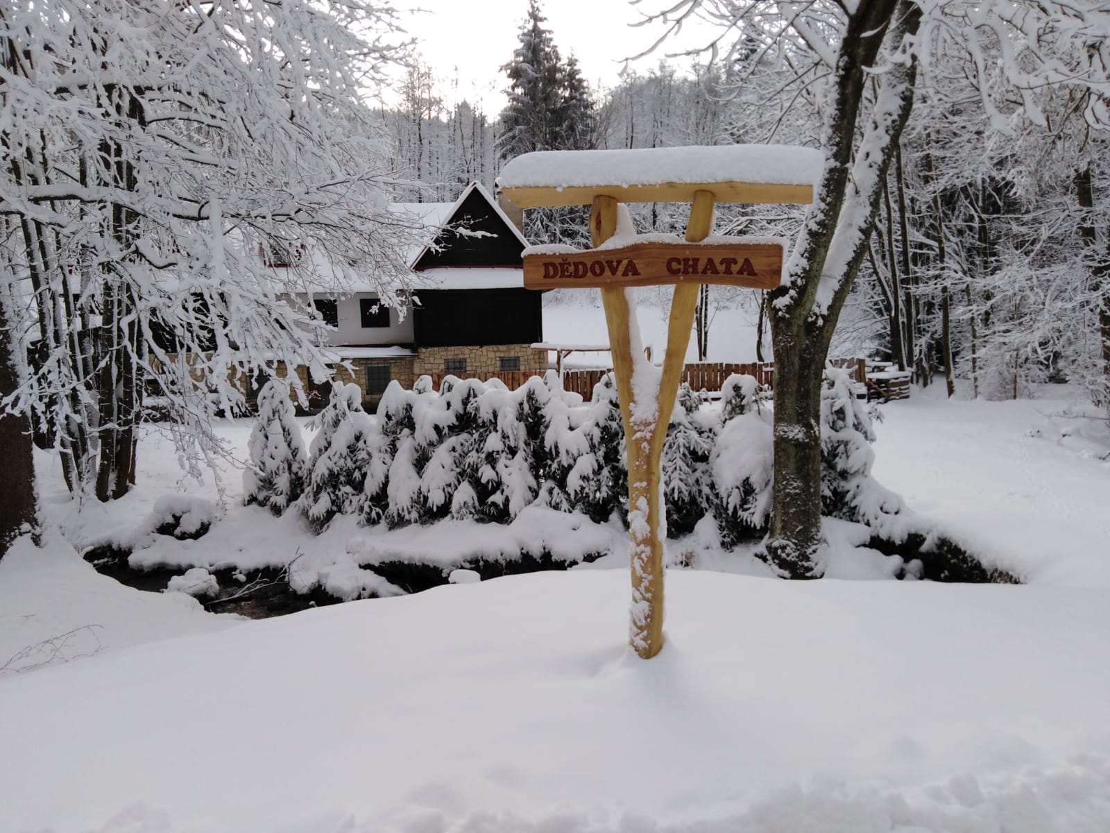Dědova chata v zimním období - foto 1